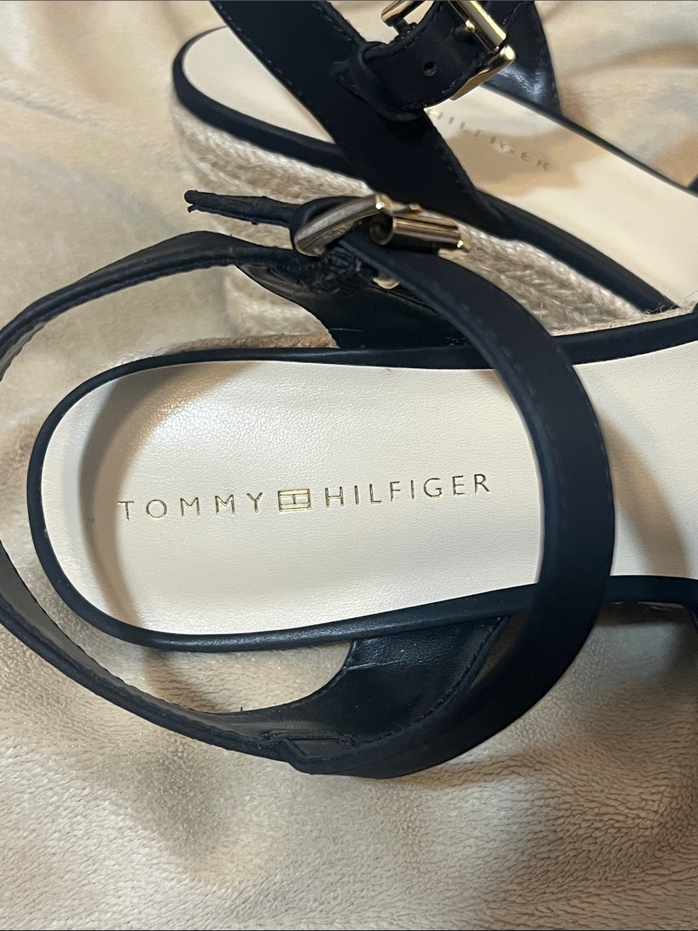 Tommy Hilfiger women’s black wedge Gallie sandal- size 9- stylish and classic - Picture 5 of 6